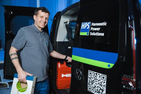 HPS Service - Mitarbeiter holt Werkzeug aus dem Serviceauto