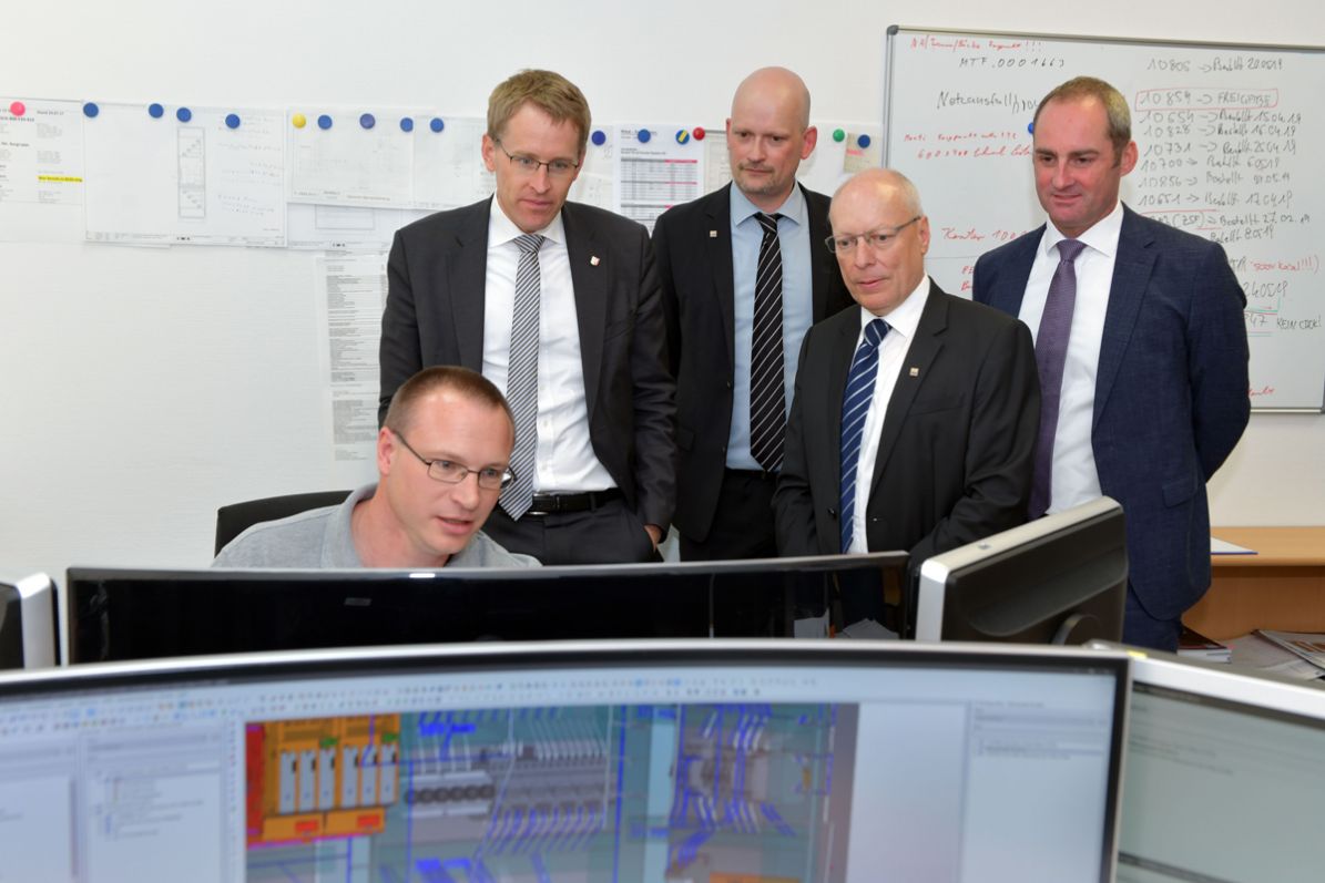 Ministerpräsident Daniel Günther informiert sich über CAE bei HPS