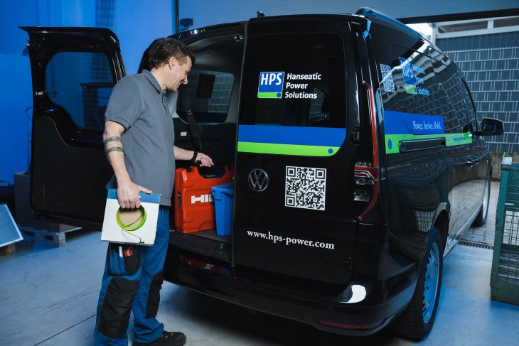HPS Service - Mitarbeiter holt Werkzeug