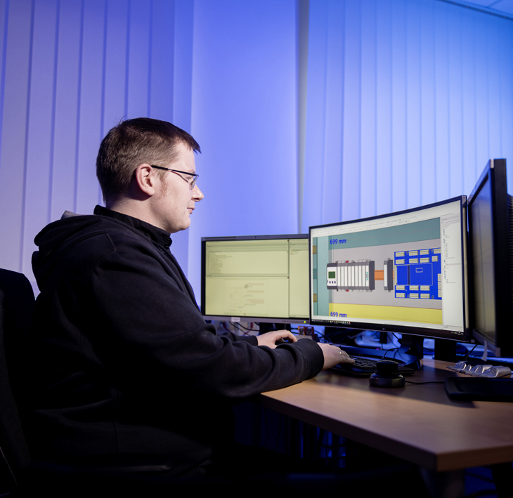 HPS - Mitarbeiter erstellt Schaltplan am Computer