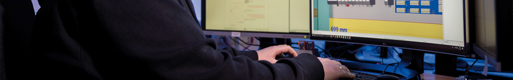 HPS Lösungen - Mitarbeiter am Computerarbeitsplatz