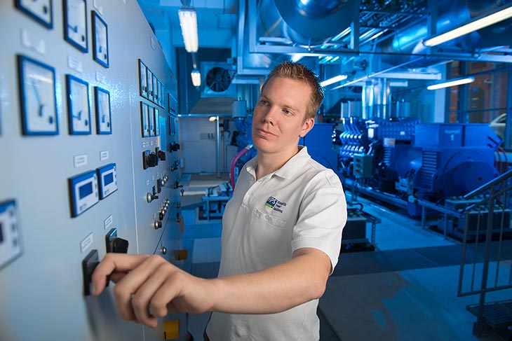 HPS - Employee checks control cabinet