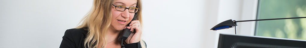 HPS - Eine Sekretärin telefoniert